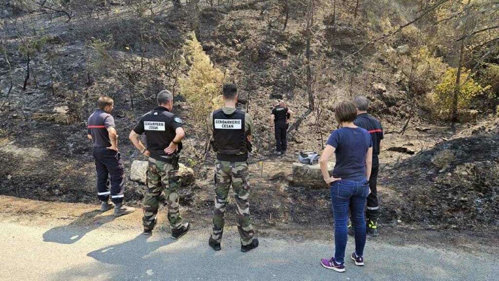 Durant l'été 2025, face aux conséquences dramatiques ou à l'importance de certains incendies, la cellule de recherche des causes et circonstances des incendies (RCCI) de l'Aude a parfois été renforcée par des enquêteurs d'unités de recherches de la Gendarmerie ainsi que du Commandement pour l'environnement et la santé (Cesan). (Photo: Gendarmerie de l'Aude)