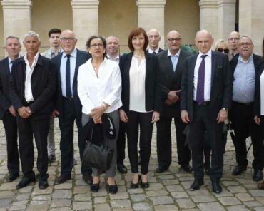 Troisième en partant de la droite, Jean-Paul Lacroix n'a jamais oublié l'épisode de Fayaoué. (Photo: PMG/L'Essor)