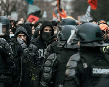 En marge des cortèges déclarés, la crainte d'actions violentes, de blocages et de sabotages plane sur la mobilisation du 18 septembre 2025. (Photo d'illustration: T. de Luze/Unsplash)