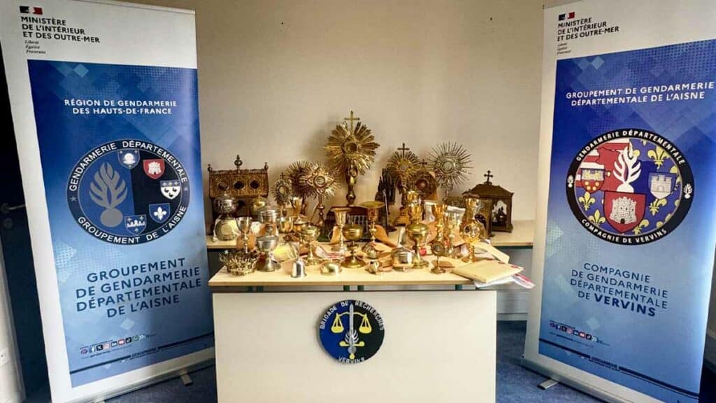 Les perquisitions menées après l'interpellation d'auteurs présumés de vols dans des églises du nord de la France ont permis de retrouver quantité d'objets d'art dérobés. (Photo: Gendarmerie)