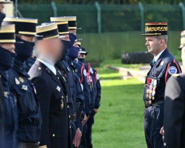 Le général G.Réty, commandant le Groupe d'intervention de la Gendarmerie nationale (GIGN), a remis une série de décorations à des gendarmes du Groupe lors de sa cérémonie d'adieu aux armes, jeudi 2 octobre 2025, à Satory. (Photo: L.Picard/L'Essor)
