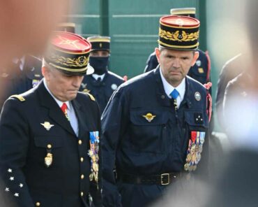 Le directeur général de la Gendarmerie, le général d'armée H.Bonneau, accompagne le général G.Réty, commandant le Groupe d'intervention de la Gendarmerie nationale (GIGN), lors de sa cérémonie d'adieu aux armes, jeudi 2 octobre 2025, à Satory. (Photo: L.Picard/L'Essor)