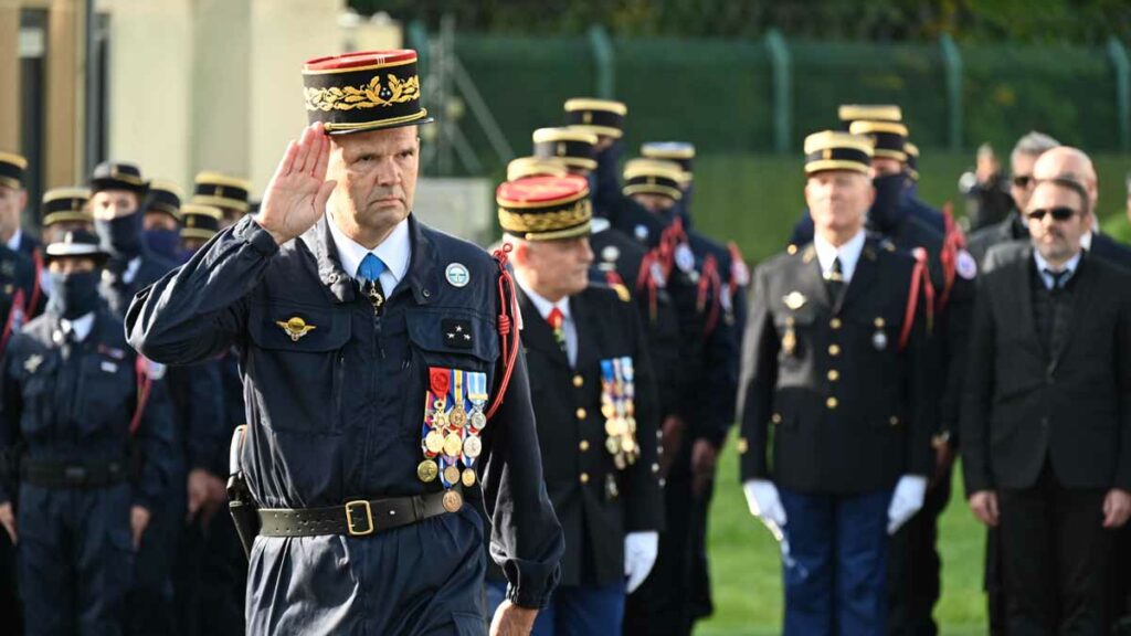 Le général G.Réty, passant une dernière fois en revue les troupes du Groupe d'intervention de la Gendarmerie nationale (GIGN), lors de sa cérémonie d'adieu aux armes, jeudi 2 octobre 2025, à Satory. (Photo: L.Picard/L'Essor)