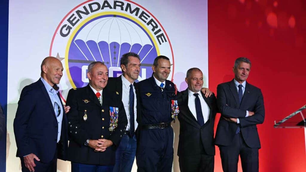 Six commandants du Groupe d'intervention de la Gendarmerie nationale (GIGN) rassemblés à l'occasion de l'adieu aux armes du général Ghislain Réty, le 2 octobre 2025. De g. à d. : Philippe Legorjus, Hubert Bonneau (actuel DGGN), Christian Prouteau, Ghislain Réty, Thierry Orosco et Denis Favier. (Photo: L.Picard / L'Essor)