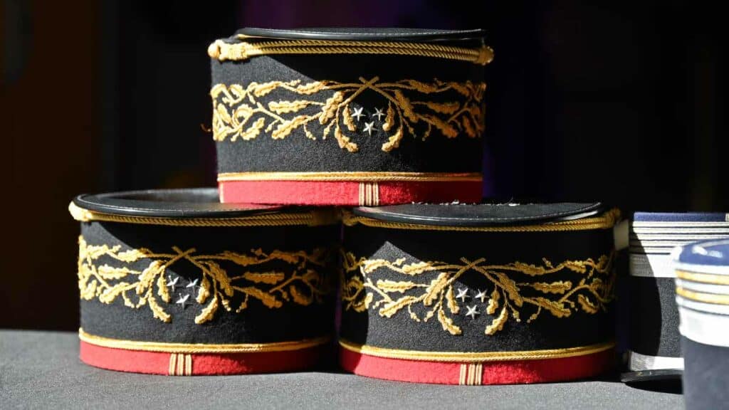 Des képis d'officiers généraux de la Gendarmerie, du grade de général de division. (Photo: L.Picard / L'Essor)