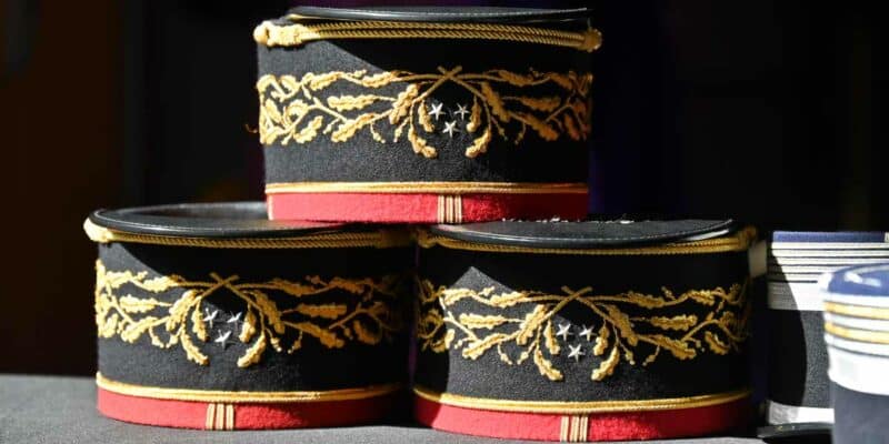 Des képis d'officiers généraux de la Gendarmerie, du grade de général de division. (Photo: L.Picard / L'Essor)