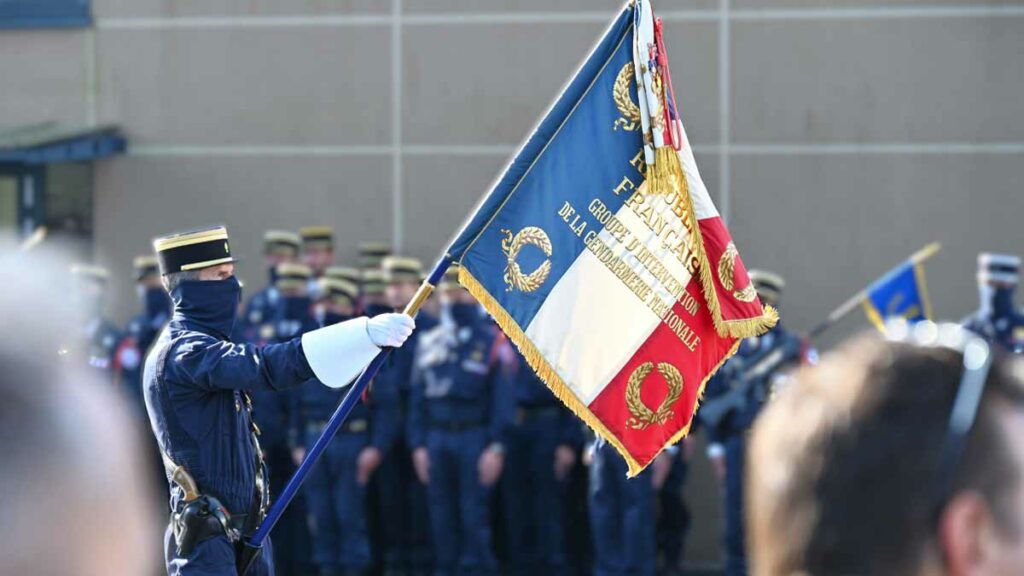 Le drapeau du Groupe d'intervention de la Gendarmerie nationale (GIGN), lors de la cérémonie d'adieu aux armes du général Ghislain Réty, jeudi 2 octobre 2025, à Satory. (Photo: L.Picard/L'Essor)