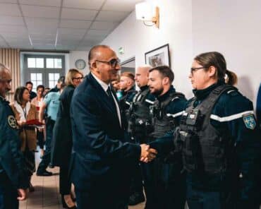 Accompagné par Marie-Pierre Vedrenne, sa ministre déléguée, le nouveau ministre de l'Intérieur Laurent Nuñez a réservé son premier déplacement pour les gendarmes, dans les Yvelines, lundi 13 octobre 2025. (Photo: Gendarmerie)
