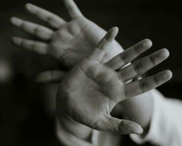 Parmi d'autres indicateurs à la hausse, la 3e édition de l'enquête "Vécu et ressenti en matière de sécurité" montre que le nombre de personnes se déclarant victime de violences sexuelles a bondi de 20% entre 2022 et 2023. (Photo d'illustration: M-T.Elgassier/Unsplash)