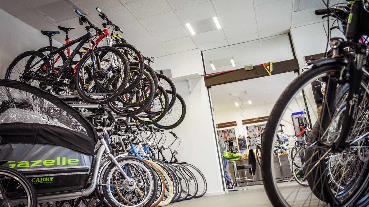 Les vélos de grand prix étaient pêchés à la ligne dans des magasins de cycles Les vélos de grand prix étaient pêchés à la ligne dans des magasins de cycles