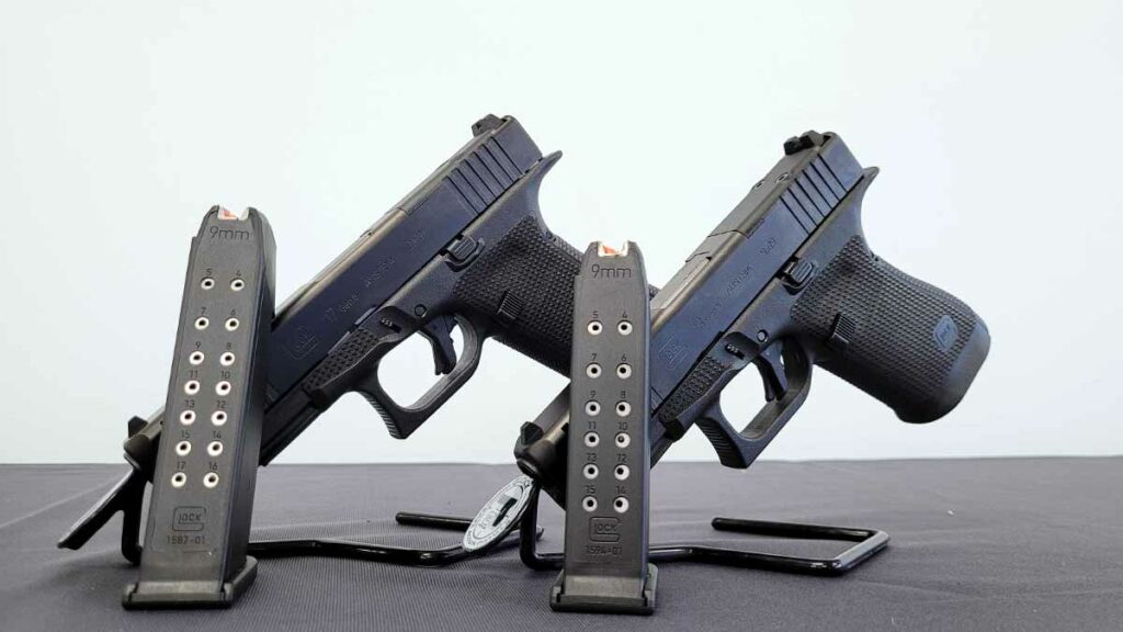 Les Glock-17 (à gauche) et Glock-19 (à droite) de sixième génération (Gen.6), présentés avec leurs chargeurs respectifs de 17 et 15 cartouches de 9mm. (Photo: L.Picard/L'Essor)