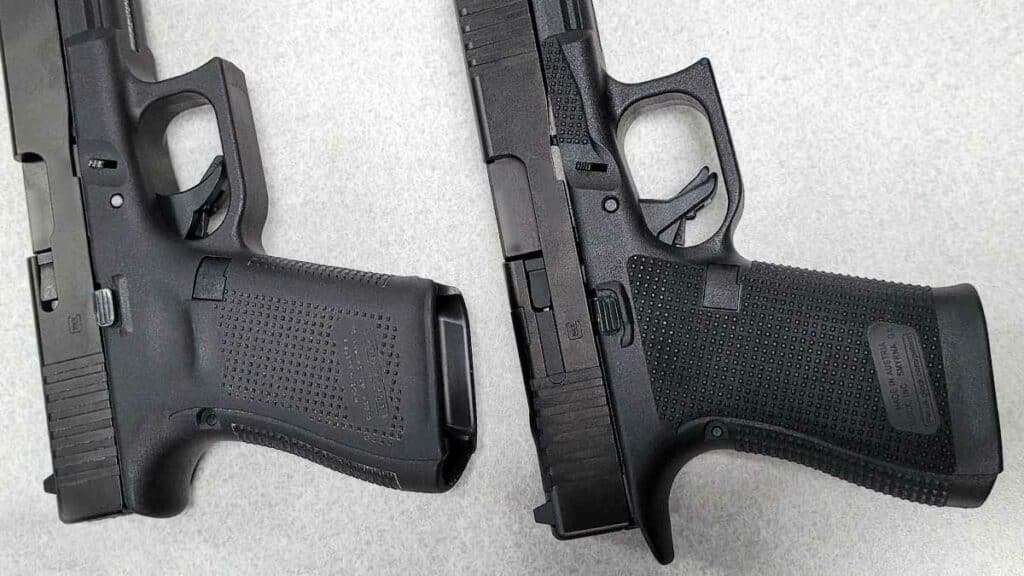 La distance entre l'arrière de la crosse et la queue de détente a été réduite sur le modèle Gen.6 (à droite) par rapport à son prédécesseur (Gen.5, à gauche), améliorant ainsi la prise en main et l'accessibilité de l'arme à des mains plus petites. (Photo: L.Picard/L'Essor)