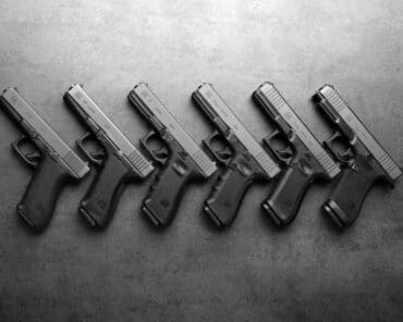 Les six générations du Glock-17 réunies côte à côte à l'occasion du lancement de la gamme "Gen.6", en décembre 2025. Si la forme reste quasi inchangée, plusieurs évolutions distinguent les différentes générations de ce pistolet emblématique. (Photo: Glock)