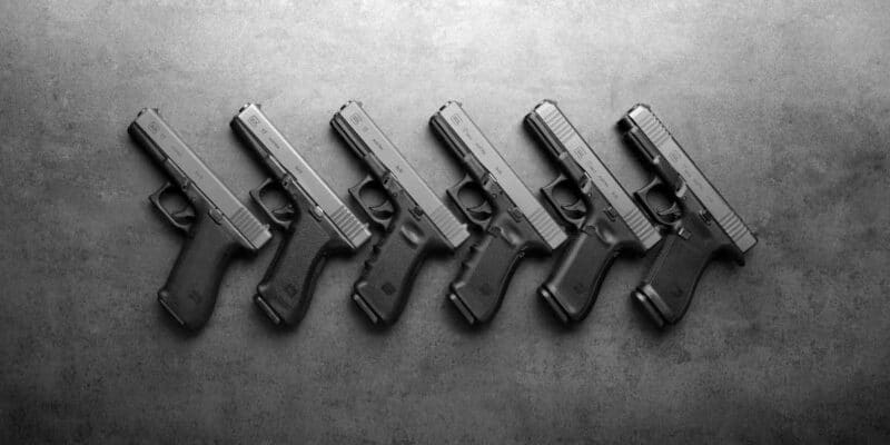 Les six générations du Glock-17 réunies côte à côte à l'occasion du lancement de la gamme "Gen.6", en décembre 2025. Si la forme reste quasi inchangée, plusieurs évolutions distinguent les différentes générations de ce pistolet emblématique. (Photo: Glock)