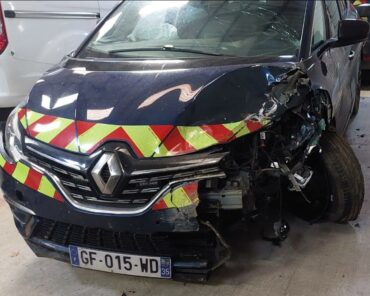 Trois véhicules de la Gendarmerie ont été endommagés, dont un très sérieusement, lors de la course-poursuite initiée à Saint-Pol-de-Léon dans le Finistère. (Ph. GENDARMERIE)