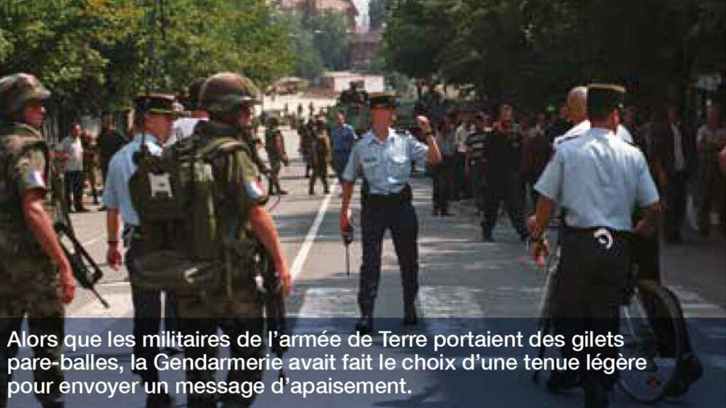 Des gendarmes français assurant des missions aux côtés de leurs camarades de l'armée de Terre, au Kosovo, en 1999. (Gendarmerie)