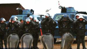 Des gendarmes français assurant des missions de maintien de l'ordre au Kosovo, en 1999. (Gendarmerie)