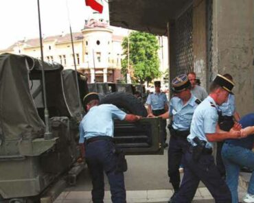 Les gendarmes français assurant des missions de police judiciaire au Kosovo, en 1999. (Gendarmerie)