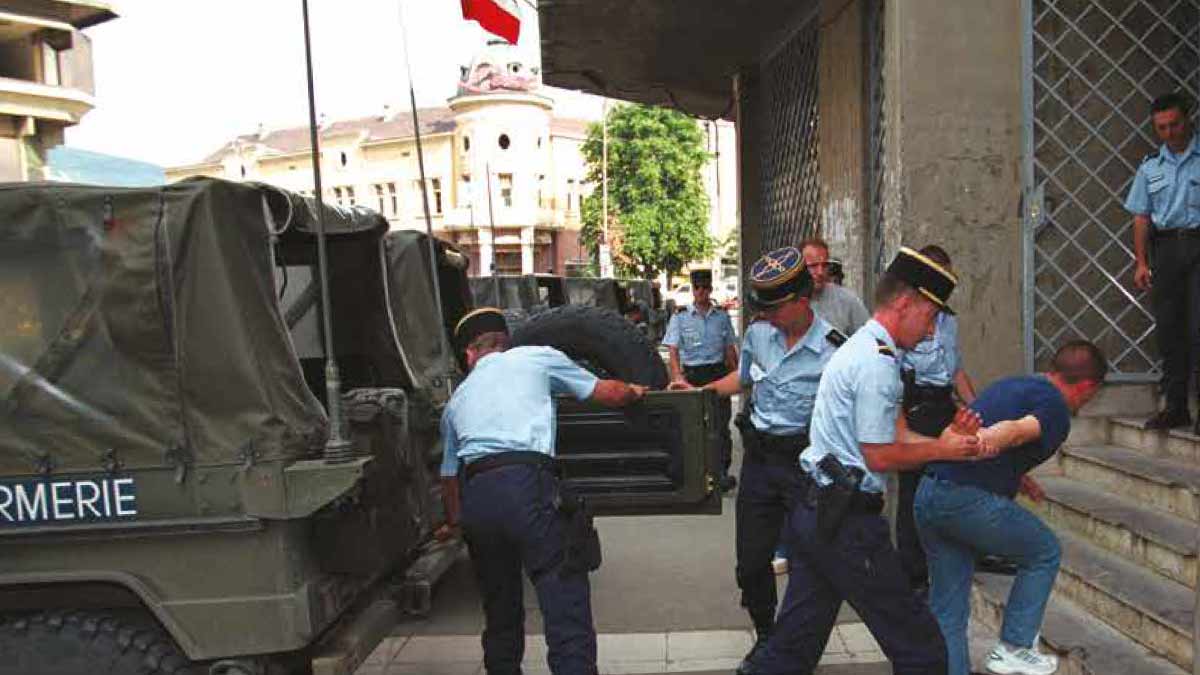 Kosovo 1999 : quand les gendarmes réinventaient un État Kosovo 1999 : quand les gendarmes réinventaient un État