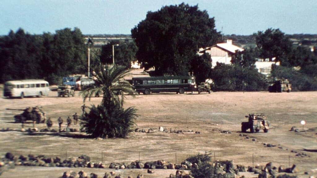 Photo prise lors de l'assaut mené par les légionnaires et les gendarmes, quelques instants après le tir simultané effectué par les tireurs d'élite du jeune Groupe d'intervention de la Gendarmerie nationale (GIGN), dirigé par Christian Prouteau, contre les preneurs d'otage du bus stoppé à Loyada (Djibouti), à quelques mètres de la frontière avec la Somalie. (Photo: Coll. privée)