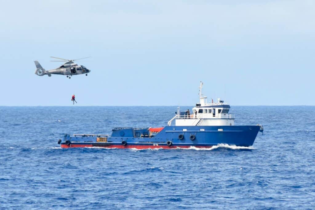 L'hélicoptère Panther de la Marine nationale a ensuite été utilisé pour rapporter la cocaïne saisie, à bord de la frégate. (Photo: HCRPF / Marine nationale)