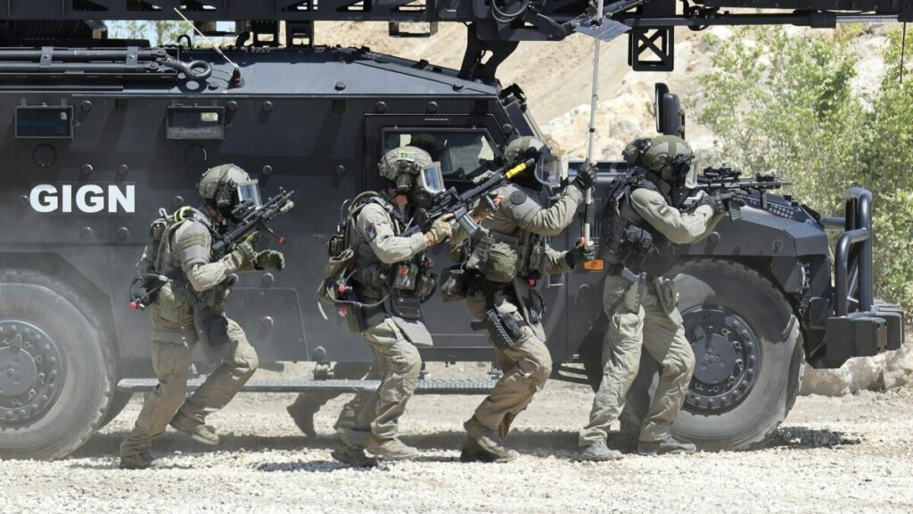 Une colonne d'assaut du GIGN, devant son véhicule blindé Sherpa, lors d'une démonstration au Salon EuroSatory, en 2022. (Photo: Domenjod/WikimediaCommons)
