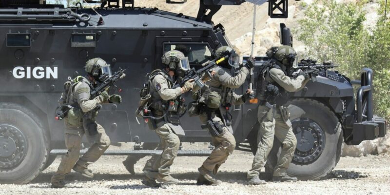 Une colonne d'assaut du GIGN, devant son véhicule blindé Sherpa, lors d'une démonstration au Salon EuroSatory, en 2022. (Photo: Domenjod/WikimediaCommons)