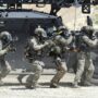 Une colonne d'assaut du GIGN, devant son véhicule blindé Sherpa, lors d'une démonstration au Salon EuroSatory, en 2022. (Photo: Domenjod/WikimediaCommons)