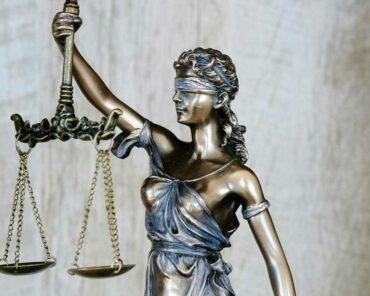 Le prévenu est maintenu en détention à l'issue de son procès