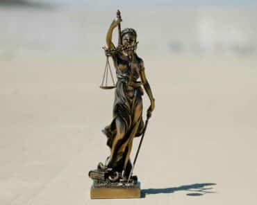 Après la mise en examen de gendarme en 2025, cinq de ses proches, soupçonnés d'avoir bénéficié de cet abus de faiblesse, viennent d'être placés à leur tour sous contrôle judiciaire. (Photo d'illustration: W.Tingey/Unsplash)