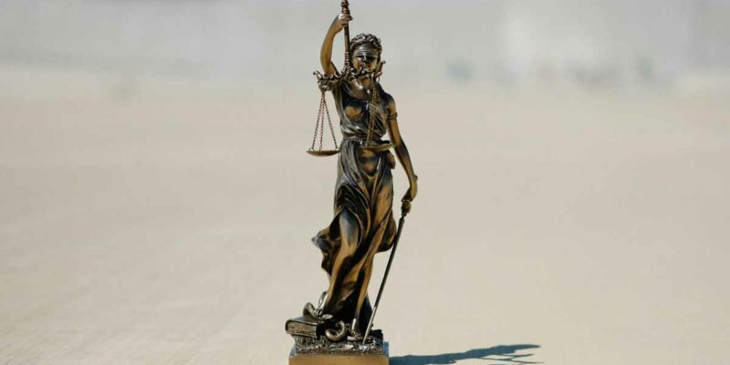 Après la mise en examen de gendarme en 2025, cinq de ses proches, soupçonnés d'avoir bénéficié de cet abus de faiblesse, viennent d'être placés à leur tour sous contrôle judiciaire. (Photo d'illustration: W.Tingey/Unsplash)