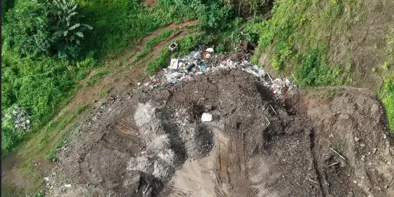 Image de déchets enfouis illégalement dans la vallée de la Punaru'u. (Photo: Parquet de Papeete)