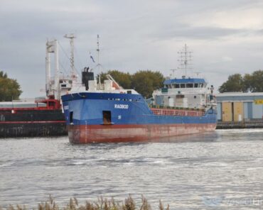 Long de 95 mètres par 15 mètres de large et déplaçant 3000 tonnes, le "radbod" était parti de Bilbao le 13 janvier pour charger des métaux à Bayonne. C'est dans ce port que les gendarmes ont constaté qu'il était ivre. (PH: ADRI VAN DE WEGE/VESSEL FINDER)