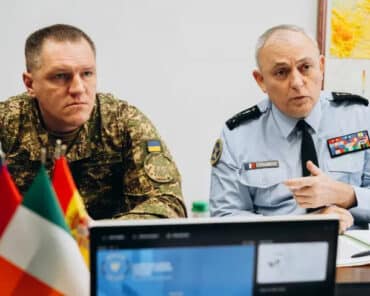 Le commandant de la Garde nationale ukrainienne (GNU), le général de brigade Oleksandr Pivnenko, et le directeur général de la gendarmerie, le général d'armée Hubert Bonneau, le 31 décembre 2025 lors d'une réunion à Kiev en Ukraine au siège de l'EUAM (European Union advisory mission) (PH: EUAM)