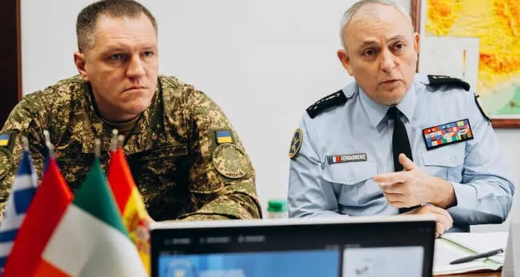 Le commandant de la Garde nationale ukrainienne (GNU), le général de brigade Oleksandr Pivnenko, et le directeur général de la gendarmerie, le général d'armée Hubert Bonneau, le 31 décembre 2025 lors d'une réunion à Kiev en Ukraine au siège de l'EUAM (European Union advisory mission) (PH: EUAM)