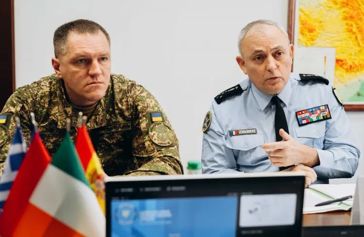 Ukraine: Le patron des gendarmes auprès de ses troupes pour un réveillon studieux
