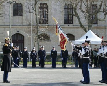 Les honneurs, rendus au drapeau de la Gendarmerie nationale, entouré de sa garde, lors de la cérémonie annuelle d'hommage aux héros de l'Arme, le 16 février 2026, au Quartier des Célestins, à Paris. (Photo: A.Naime / L'Essor)
