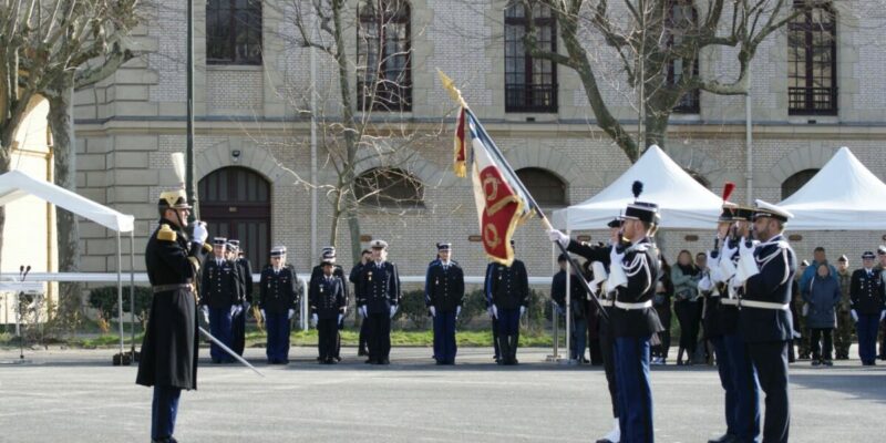 Les honneurs, rendus au drapeau de la Gendarmerie nationale, entouré de sa garde, lors de la cérémonie annuelle d'hommage aux héros de l'Arme, le 16 février 2026, au Quartier des Célestins, à Paris. (Photo: A.Naime / L'Essor)