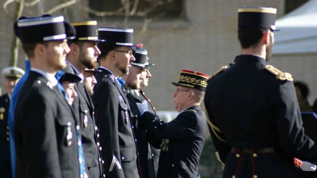 Avec la ministre déléguée auprès du ministre de l'Intérieur, Marie-Pierre Vedrenne, le général de corps d'armée André Petillot, Major-général de la Gendarmerie nationale (MGGN) a remis des décorations à dix gendarmes pour leurs actes héroïques au cours des douze derniers mois, lundi 16 février 2026, au Quartier des Célestins, à Paris. (Photo: A.Naime / L'Essor)