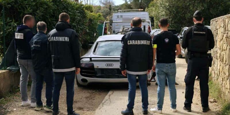Les enquêteurs français et italiens, lors d'une perquisition menée dans cette enquête contre le nacrotrafic. (Photo: Gendarmerie - BCom RG PACA)