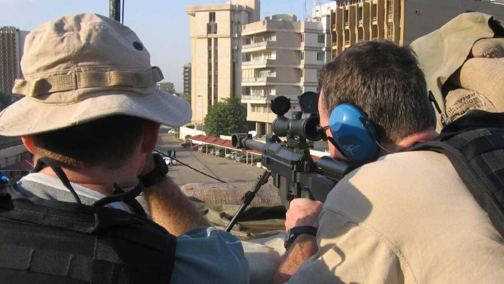 Deux gendarmes du G(S)IGN au poste de combat sur le toit de l'ambassade de France en Irak, à Bagdad, en 2007. (Photo: F.Pavier - Coll. privée)