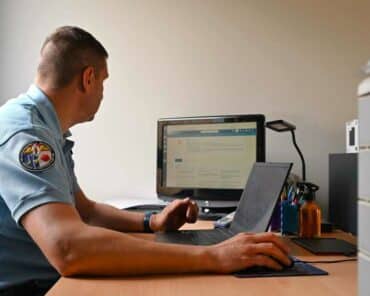 Ce système, mis en place au sein du ministère des Armées et confié à la DRSD, permettra de mettre en relation plusieurs fichiers (FPR, TAJ, ...) notamment en vue d'effectuer les vérifications et enquêtes administratives. Les gendarmeries spécialisées œuvrant au sein des Armées pourront également y accéder. (Photo d'illustration: L.Picard / L'Essor)