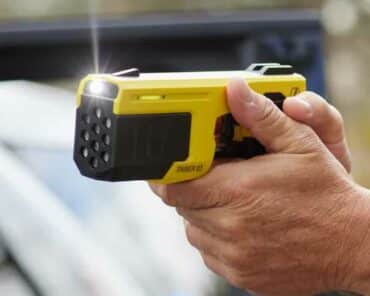 Avec ses dix cartouches individuelles, le pistolet à impulsion électrique (PIE) Taser 10, dernier né de la famille Taser, porte plus loin, tire plus vite et avec davantage de précision. (Photo: Axon)