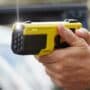 Avec ses dix cartouches individuelles, le pistolet à impulsion électrique (PIE) Taser 10, dernier né de la famille Taser, porte plus loin, tire plus vite et avec davantage de précision. (Photo: Axon)