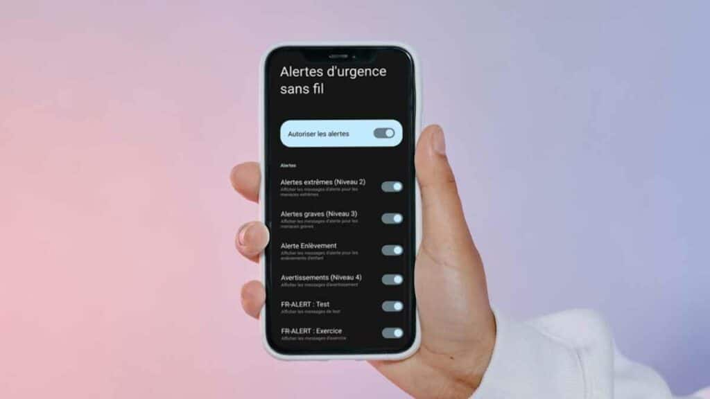 Le système FR-Alert exploite les réseaux mobiles pour diffuser une notification d'alerte sur l'ensemble des téléphones présents dans un secteur. Différents niveaux d'alerte sont possibles, de l'avertissement à l'alerte extrêmement grave. (Illustration: Photomontage, LP / L'Essor)