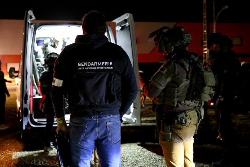L'opération a mobilisé 450 gendarmes dont ceux du GIGN et de l'Unité nationale de police judiciaire de la Gendarmerie nationale (UNPJ), à travers trois de ses unités: l'Unité nationale d'investigation (UNI), l'Unité nationale cyber de la Gendarmerie (UNCyber) et l'Institut de recherche criminelle de la Gendarmerie nationale (IRCGN). (Photo: UNPJ / Gendarmerie)