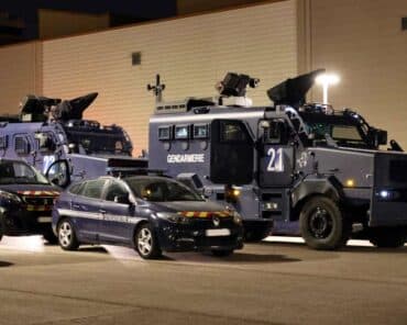 900 gendarmes, dont ceux d'unités spécialisées comme le GIGN, ont été mobilisés avec le renfort d'hélicoptères et de blindés Centaure, pour l'opération "Octopus", dirigée par la section de recherches de Marseille, visant la nébuleuse criminelle "DZ mafia". (Photo: Gendarmerie)