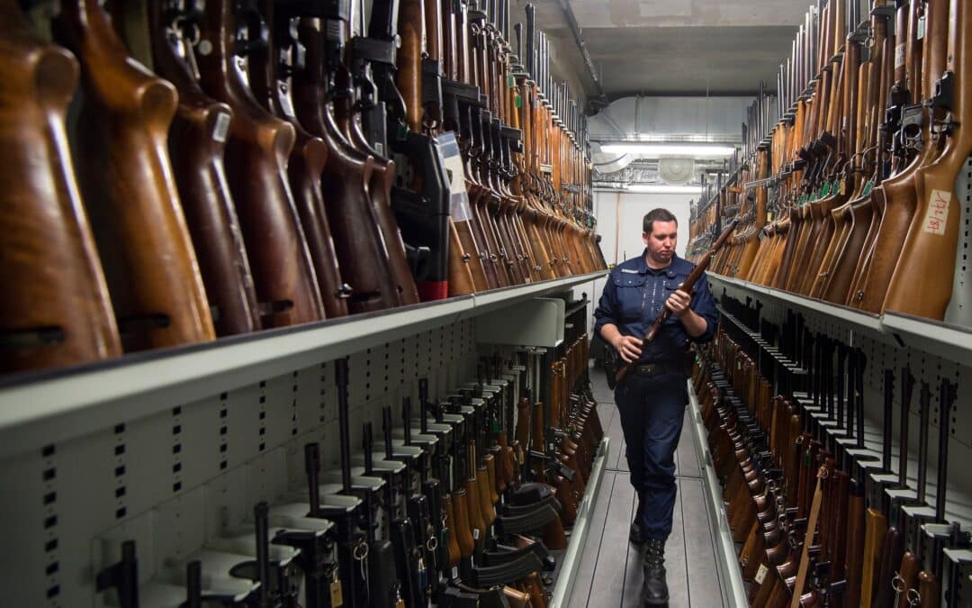 Des lacunes dans les contrôles des détenteurs d&rsquo;armes relevées par la Cour des comptes