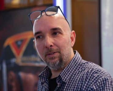 L'auteur Alexandre Robert, lors de la remise du 6e prix du polar de la Gendarmerie, le 16 mars 2026, au Quartier des Célestins (Paris), dont il est lauréat pour son livre "Ceux d'en bas" (Editions Plon). (Photo: MG/L'Essor)