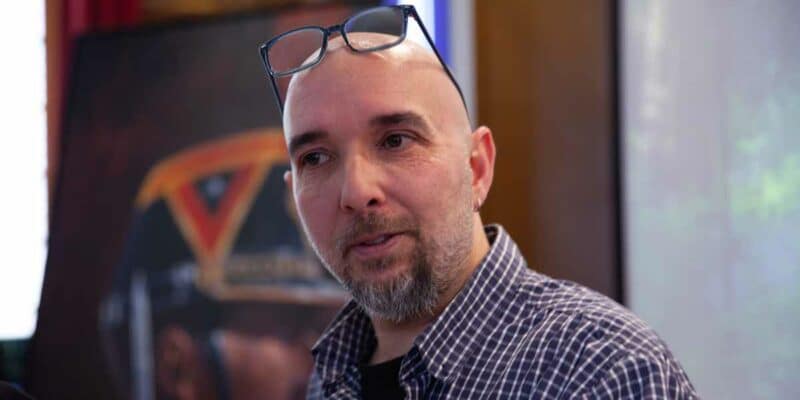 L'auteur Alexandre Robert, lors de la remise du 6e prix du polar de la Gendarmerie, le 16 mars 2026, au Quartier des Célestins (Paris), dont il est lauréat pour son livre "Ceux d'en bas" (Editions Plon). (Photo: MG/L'Essor)